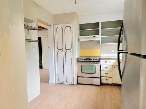 11817 96A Street, Grande Prairie, AB - Indoor Photo Showing Kitchen