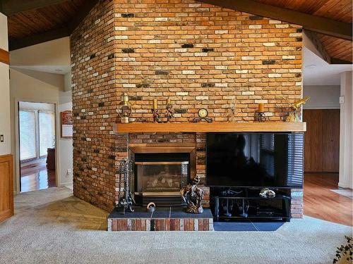 54073 712 Township, Rural Grande Prairie No. 1, County Of, AB - Indoor Photo Showing Living Room With Fireplace