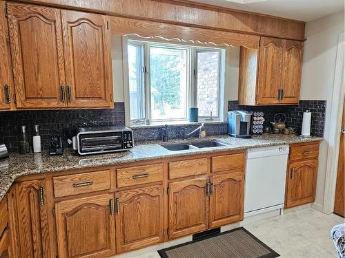 54073 712 Township, Rural Grande Prairie No. 1, County Of, AB - Indoor Photo Showing Kitchen With Double Sink