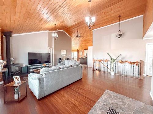 10401 118 Avenue, Fairview, AB - Indoor Photo Showing Living Room