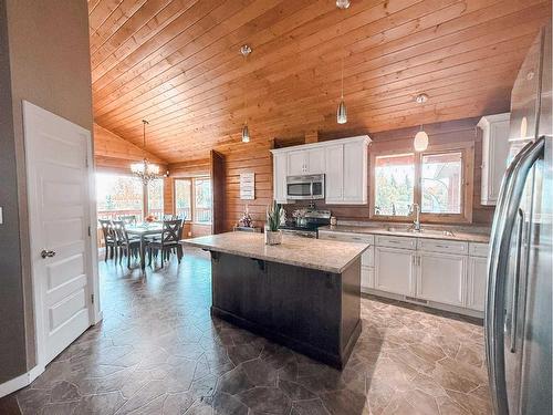 10401 118 Avenue, Fairview, AB - Indoor Photo Showing Kitchen