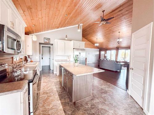 10401 118 Avenue, Fairview, AB - Indoor Photo Showing Kitchen