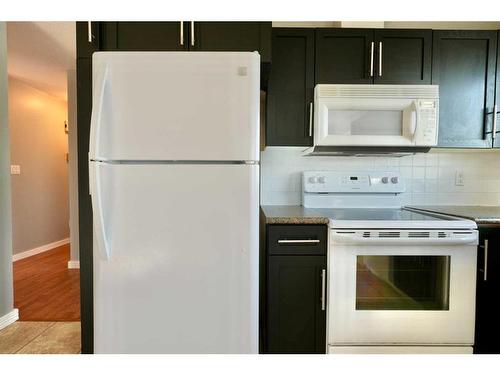 8218 102 Avenue, Peace River, AB - Indoor Photo Showing Kitchen