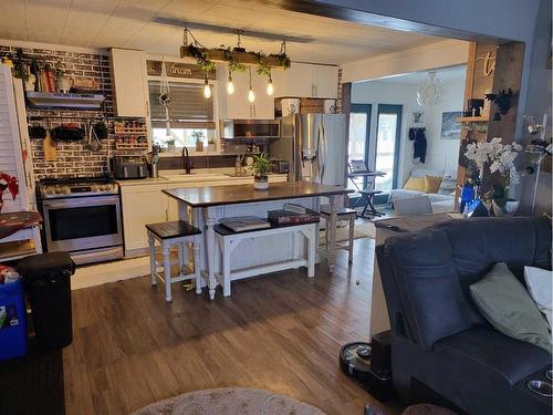 109 Central Avenue Sw, Falher, AB - Indoor Photo Showing Kitchen