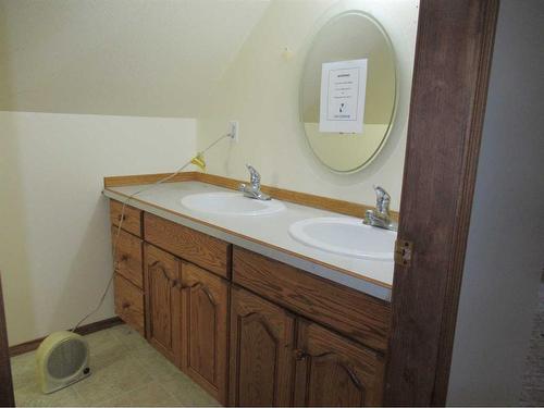 4411 51 Avenue, Valleyview, AB - Indoor Photo Showing Bathroom