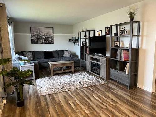 10015 100 Street, High Level, AB - Indoor Photo Showing Living Room