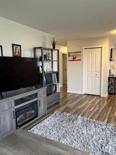 10015 100 Street, High Level, AB - Indoor Photo Showing Living Room