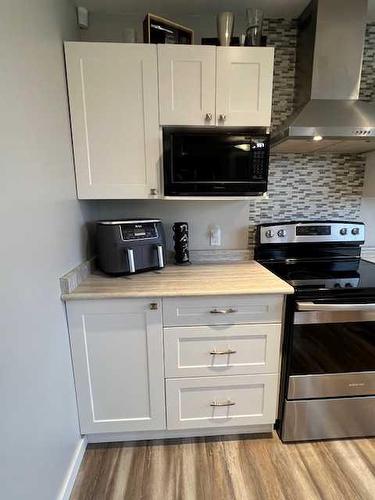 10015 100 Street, High Level, AB - Indoor Photo Showing Kitchen