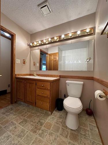 515 7 Avenue, Beaverlodge, AB - Indoor Photo Showing Bathroom