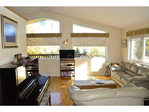 10422 90 Street, Peace River, AB - Indoor Photo Showing Living Room