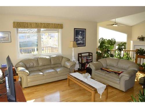 10422 90 Street, Peace River, AB - Indoor Photo Showing Living Room