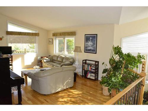 10422 90 Street, Peace River, AB - Indoor Photo Showing Living Room