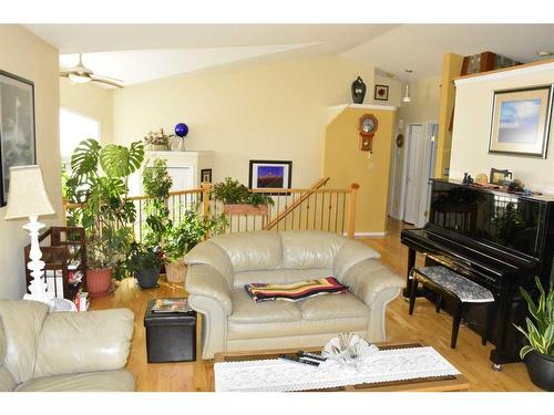 10422 90 Street, Peace River, AB - Indoor Photo Showing Living Room