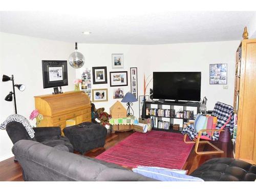 10422 90 Street, Peace River, AB - Indoor Photo Showing Living Room