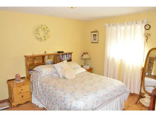 10422 90 Street, Peace River, AB - Indoor Photo Showing Bedroom