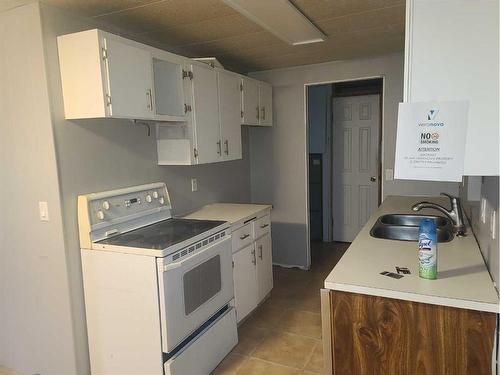 5410 51 Street, Berwyn, AB - Indoor Photo Showing Kitchen With Double Sink