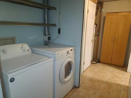 5410 51 Street, Berwyn, AB - Indoor Photo Showing Laundry Room