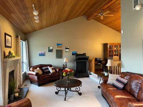 7213 96 Street, Peace River, AB - Indoor Photo Showing Living Room