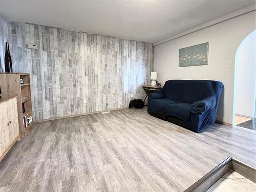 9702 101 Avenue, Clairmont, AB - Indoor Photo Showing Living Room