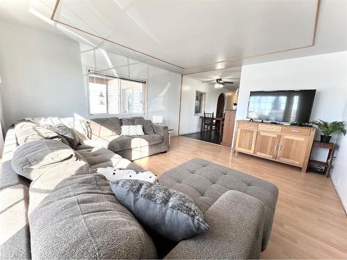 9702 101 Avenue, Clairmont, AB - Indoor Photo Showing Living Room