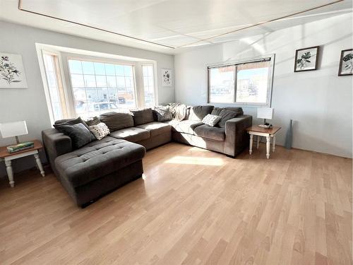 9702 101 Avenue, Clairmont, AB - Indoor Photo Showing Living Room