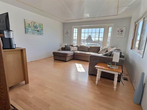 9702 101 Avenue, Clairmont, AB - Indoor Photo Showing Living Room