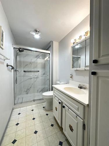 9702 101 Avenue, Clairmont, AB - Indoor Photo Showing Bathroom