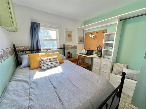 9702 101 Avenue, Clairmont, AB - Indoor Photo Showing Bedroom