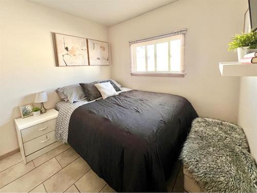 9702 101 Avenue, Clairmont, AB - Indoor Photo Showing Bedroom