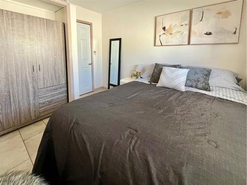 9702 101 Avenue, Clairmont, AB - Indoor Photo Showing Bedroom