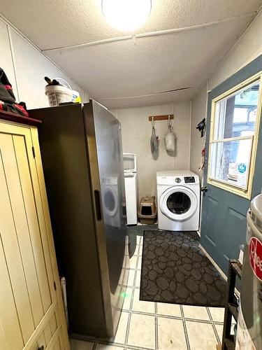 9702 101 Avenue, Clairmont, AB - Indoor Photo Showing Laundry Room