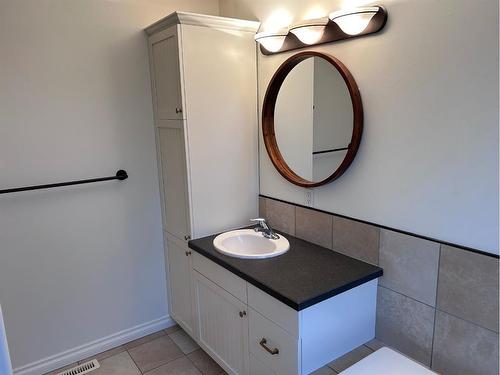 63 Pinnacle Lake Drive, Grande Prairie, AB - Indoor Photo Showing Bathroom