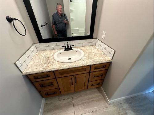 11321 & 11323 91 Street, Peace River, AB - Indoor Photo Showing Bathroom