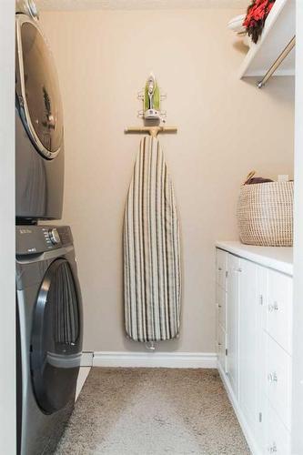 9305 Lakeshore Court, Grande Prairie, AB - Indoor Photo Showing Laundry Room