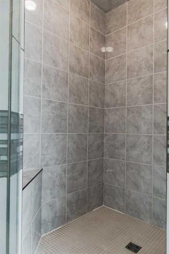 9305 Lakeshore Court, Grande Prairie, AB - Indoor Photo Showing Bathroom