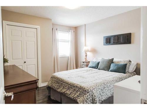 9305 Lakeshore Court, Grande Prairie, AB - Indoor Photo Showing Bedroom