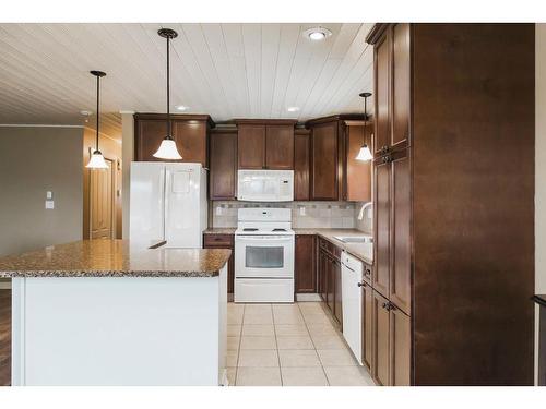 #77, 710072 Highway 40, Rural Grande Prairie No. 1, County Of, AB - Indoor Photo Showing Kitchen