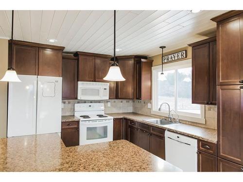 #77, 710072 Highway 40, Rural Grande Prairie No. 1, County Of, AB - Indoor Photo Showing Kitchen