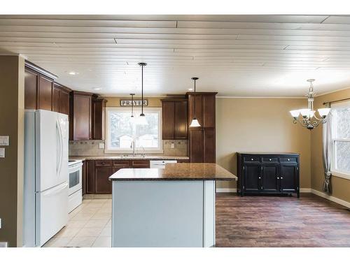 #77, 710072 Highway 40, Rural Grande Prairie No. 1, County Of, AB - Indoor Photo Showing Kitchen