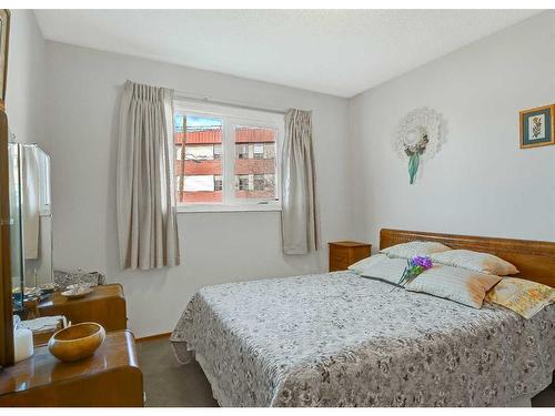 9642 Hillcrest Drive, Grande Prairie, AB - Indoor Photo Showing Bedroom