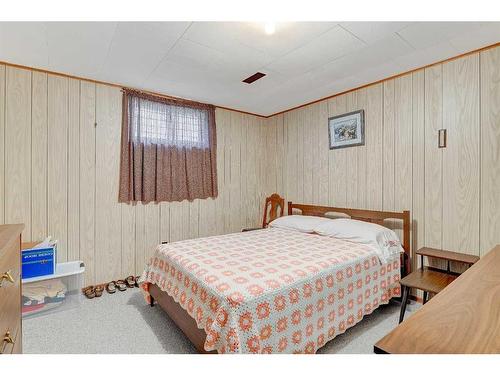 9642 Hillcrest Drive, Grande Prairie, AB - Indoor Photo Showing Bedroom