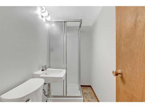 9642 Hillcrest Drive, Grande Prairie, AB - Indoor Photo Showing Bathroom