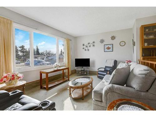 9642 Hillcrest Drive, Grande Prairie, AB - Indoor Photo Showing Living Room