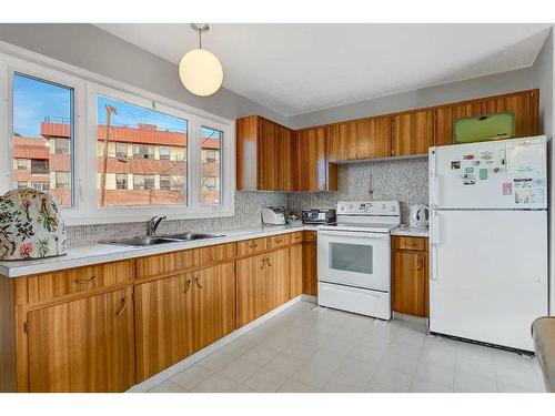 9642 Hillcrest Drive, Grande Prairie, AB - Indoor Photo Showing Kitchen With Double Sink