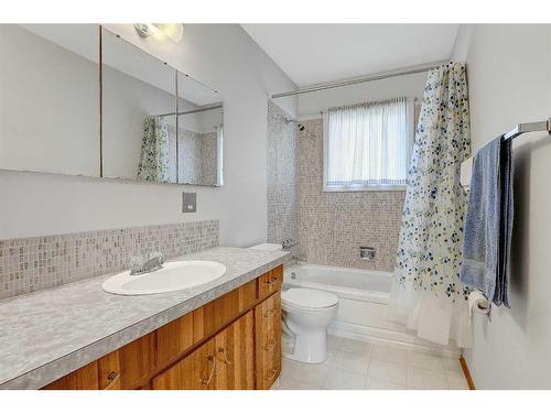 9642 Hillcrest Drive, Grande Prairie, AB - Indoor Photo Showing Bathroom