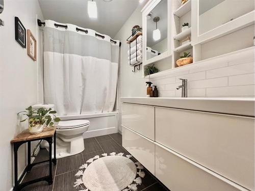 12821 Crystal Lake Drive, Grande Prairie, AB - Indoor Photo Showing Bathroom