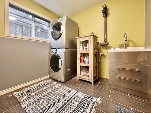 12821 Crystal Lake Drive, Grande Prairie, AB - Indoor Photo Showing Laundry Room