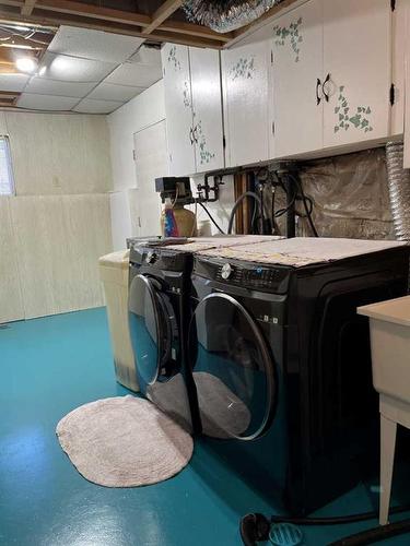 11225 94 Street, Grande Prairie, AB - Indoor Photo Showing Laundry Room