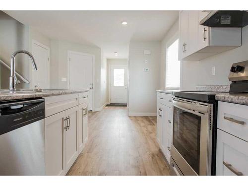 9510 114 Avenue, Clairmont, AB - Indoor Photo Showing Kitchen