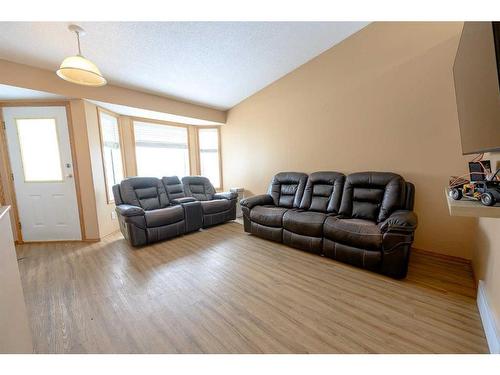 10644 76 Avenue, Grande Prairie, AB - Indoor Photo Showing Living Room